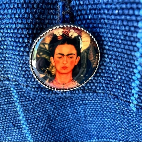 ARTSY FRIDA KAHLO EMBROIDERED DENIM JACKET PORTRAIT BUTTONS NWOT SIZE MEDIUM - Picture 4 of 13